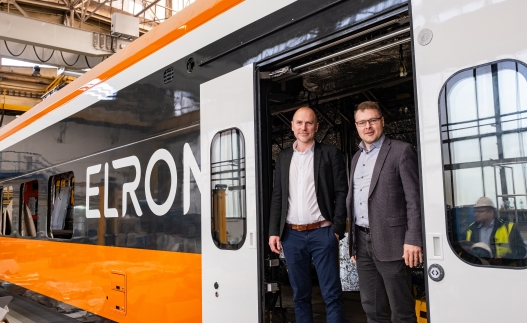 Elroni uute rongide juhtkomitee külaskäik Škoda Grupp Ostravas asuvasse tehasesse. Fotol Elroni juhatuse esimees Lauri Betlem (vasakul) ja juhatuse liige Märt Ehrenpreis ehitusjärgus juhtvaguni uksel.   Rongide ehitus Škoda Grupp Ostrava tehases (Tšehhi Vabariik).  Foto: Elron/Aron Urb